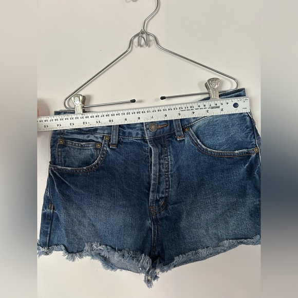 Women's FREE PEOPLE Jean Shorts Size W 27 Distressed Details - Picture 5 of 7